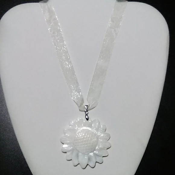 3/$50💎 Shell Necklace - Picture 2 of 5